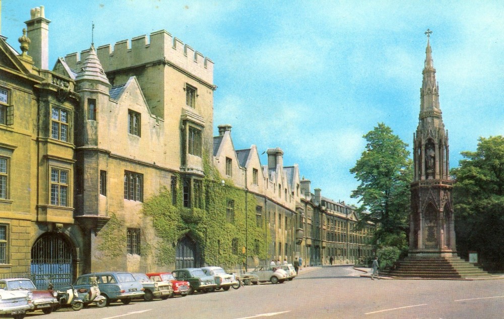Balliol College & Martyrs Memorial, Oxford, England, UNP, VG --POSTCARD