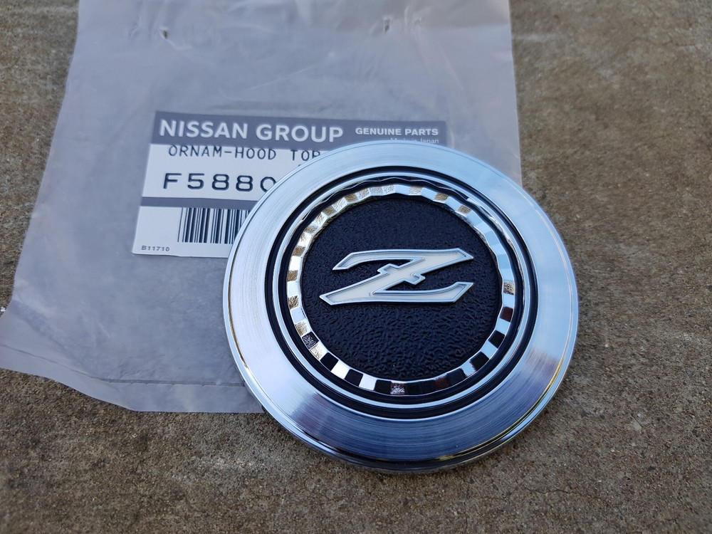 Nissan S130 Fairlady 280ZX bonnet badge NEW Datsun   F5880-P7100