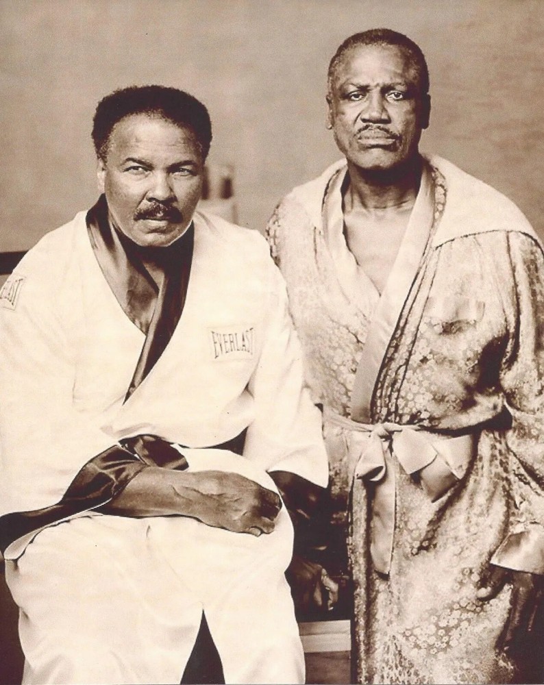Joe Frazier Vs Muhammad Ali Boxing In Robes 8x10 PHOTO PRINT