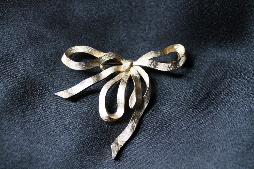 Vintage Crown Trifari Textured Brushed Gold Tone Bow Ribbon large MCM Brooch Pin