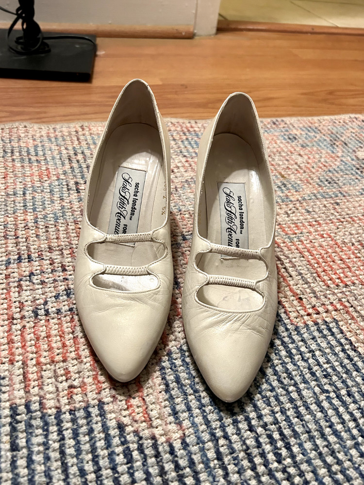 Saks Fifth Avenue Sacha London White Leather Pumps US W 5.5 Vintage Heels