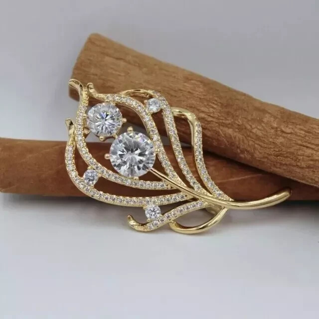 Broche prendedor elegante de diamantes simulados de corte redondo de 2,50 quilates enchapado en oro amarillo de 14 k