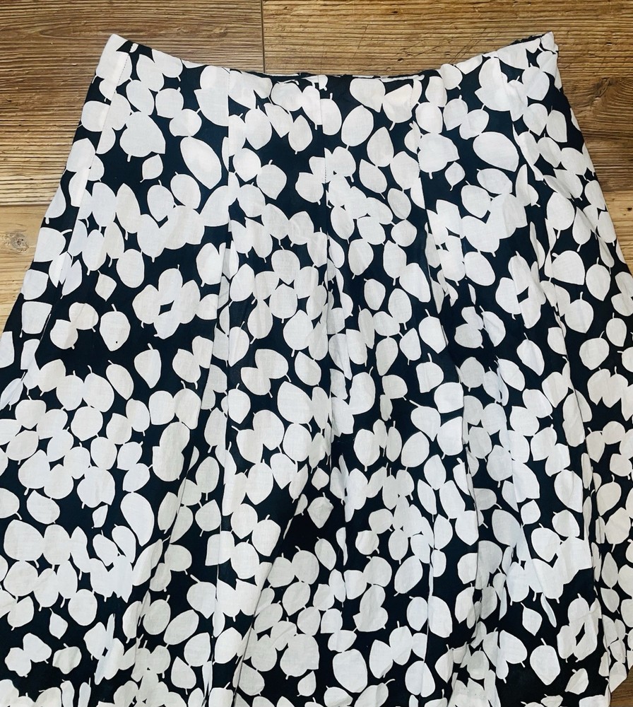 Allison Taylor Size 10 Black & White Knee Length Skirt.