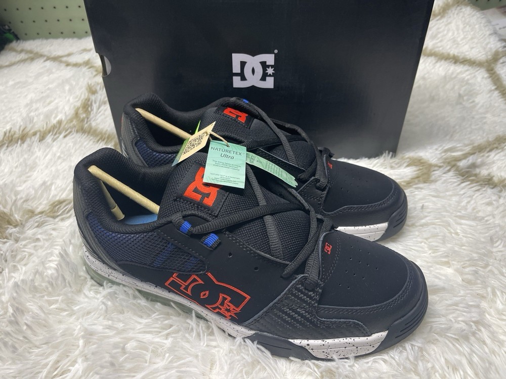 *NIB*DC Shoes Versatile Skate Trainers Black/Red/Blue Men's Size 9.5-ADYS200076