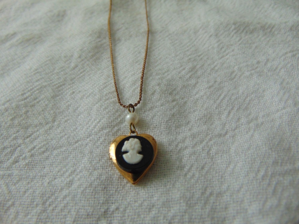 vintage heart shaped locket cameo pendant necklace
