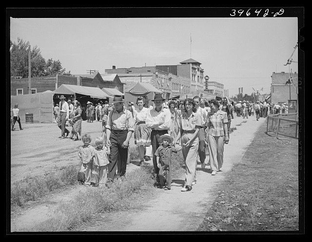 Photo:Vale Oregon 1941 Fourth of July Celebration Street Crowd Parade