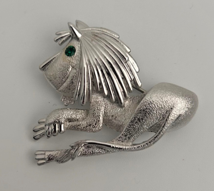 Monet vintage lion figural brooch silver-tone green eye