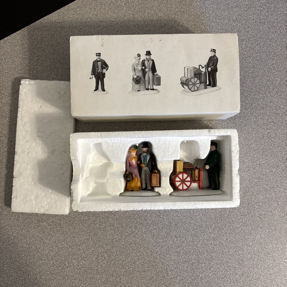 Department 56 Heritage Village “Holiday Travelers” Set Of 2 #5571-9 RETIRED READ