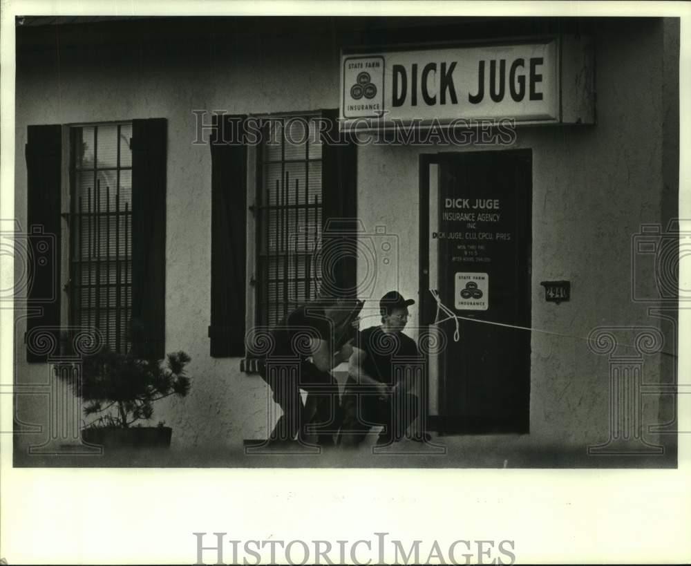 1986 Press Photo Police SWAT members enter State Farm in Algiers, Louisiana