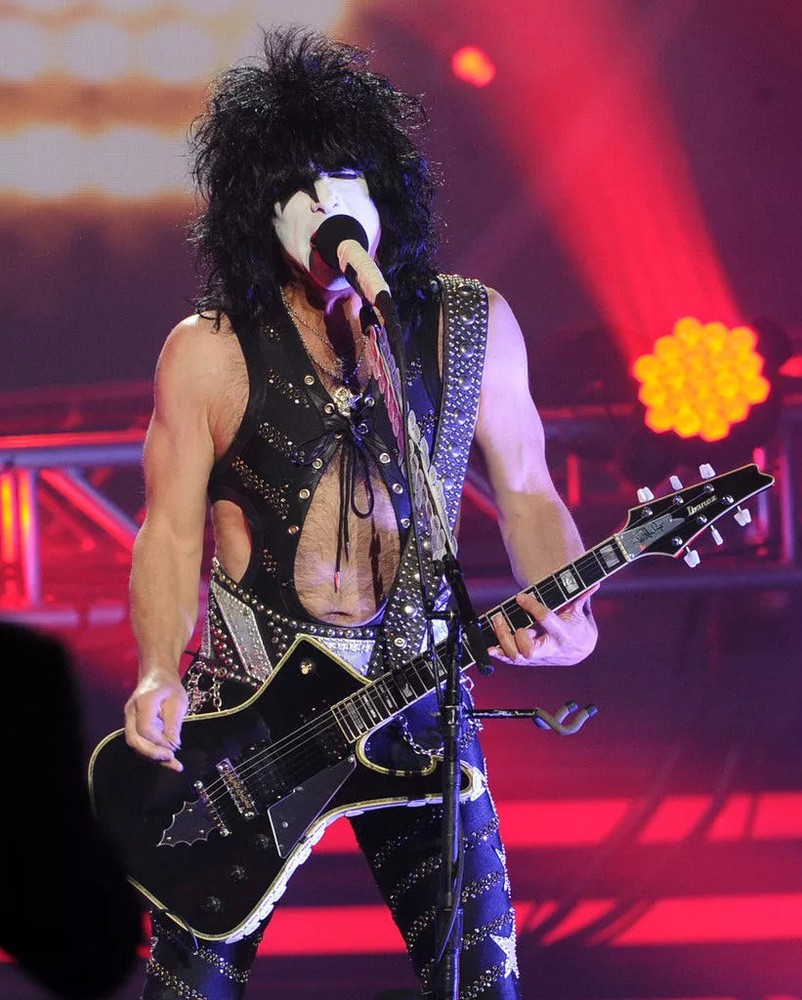 GLOSSY PHOTO PICTURE 4x6 Kiss Gene Simmons Paul Stanley Kiss Guitar
