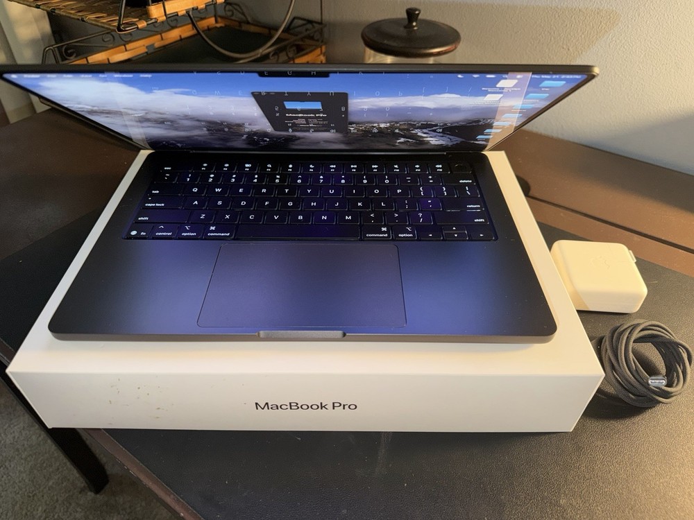 2025 MacBook Pro M5 - 14 in - 16 GB - Space Black (plus accessories)