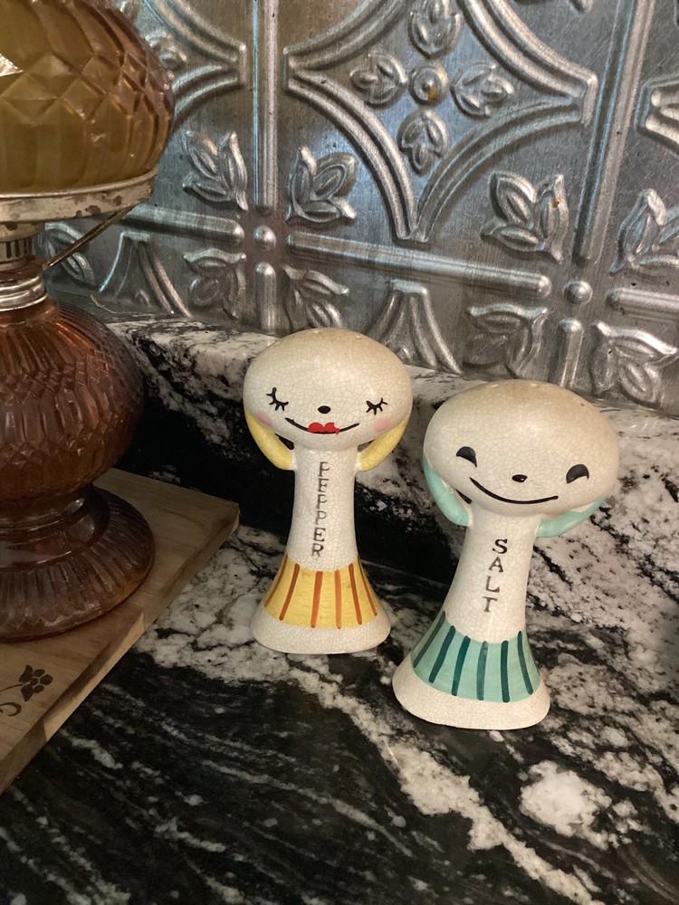 Vintage 1950s grinning man and lady ceramic salt And pepper shakers Japan
