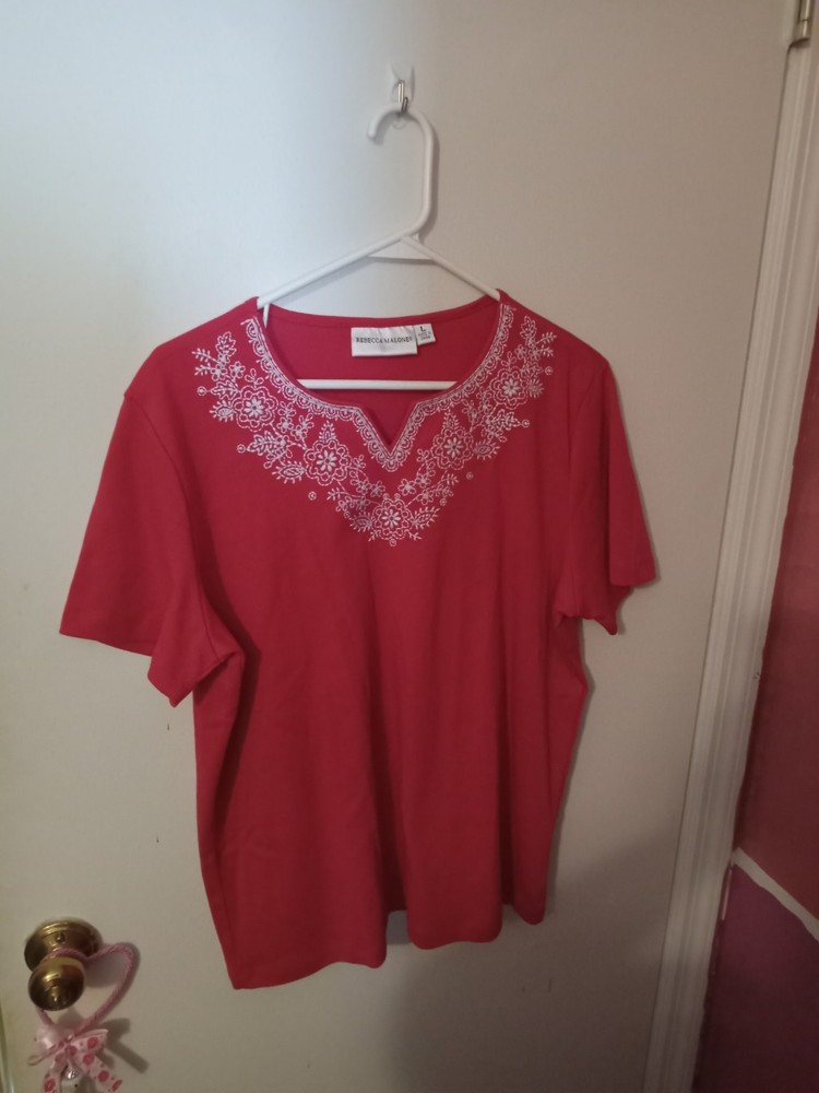 Women's Size L Rebecca Malone Floral Embroidered Neckline Tshirt