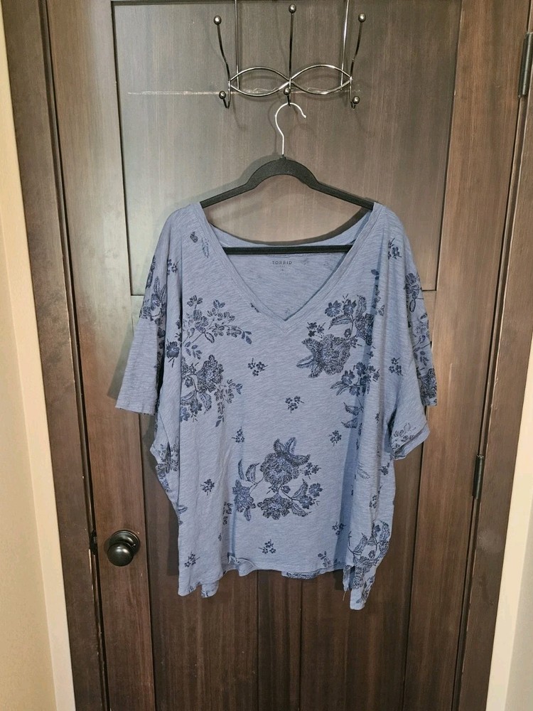 EUC Women's Plus Torrid Blue Floral Short Sleeve Relaxed T-Shirt Tee Size 6 6X