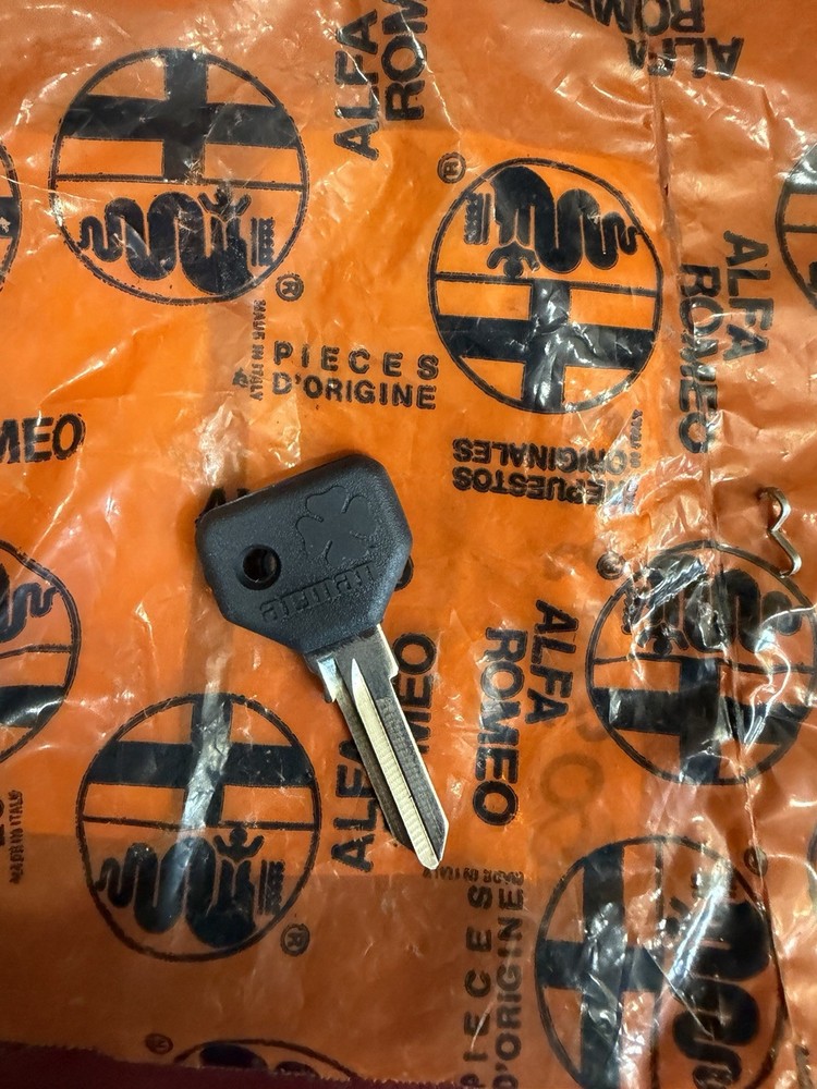 ALFA SPIDER 75 164 GTV6 SZ RZ VIRGIN KEY NEW ORIGINAL 60501855