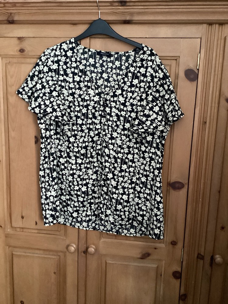 Floral Cream Black Blouse with Flutter Sleeves Size 18 Excellent Condition