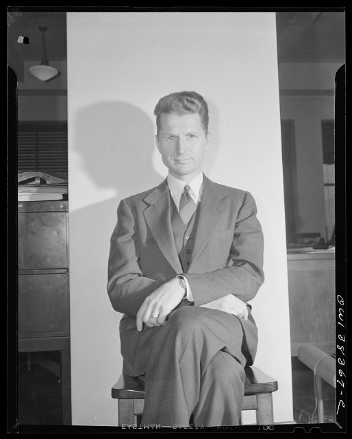 Photo:1930s 1940s Portrait Man in Suit Seated Studio Photograph