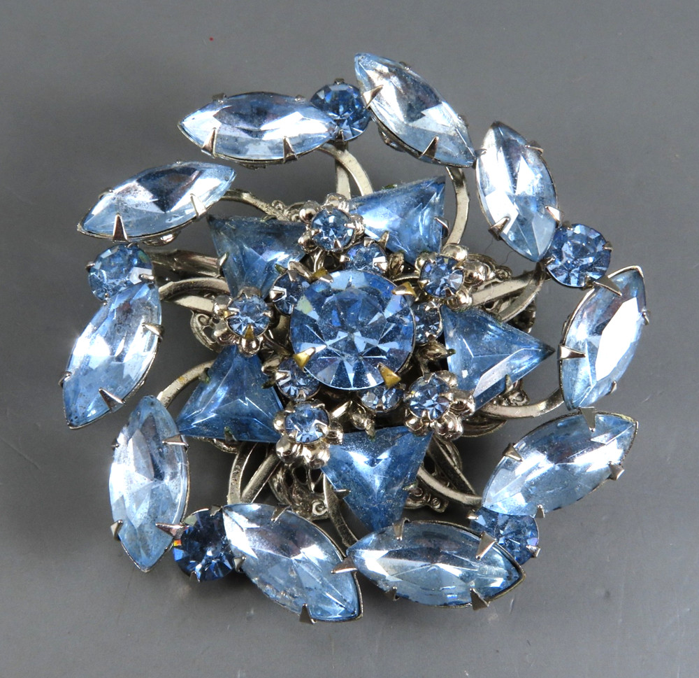 VTG Silver Tone CLUSTER BLUE RHINESTONE BROOCH PIN Rivet Back TRIANGLE/MARQUISE
