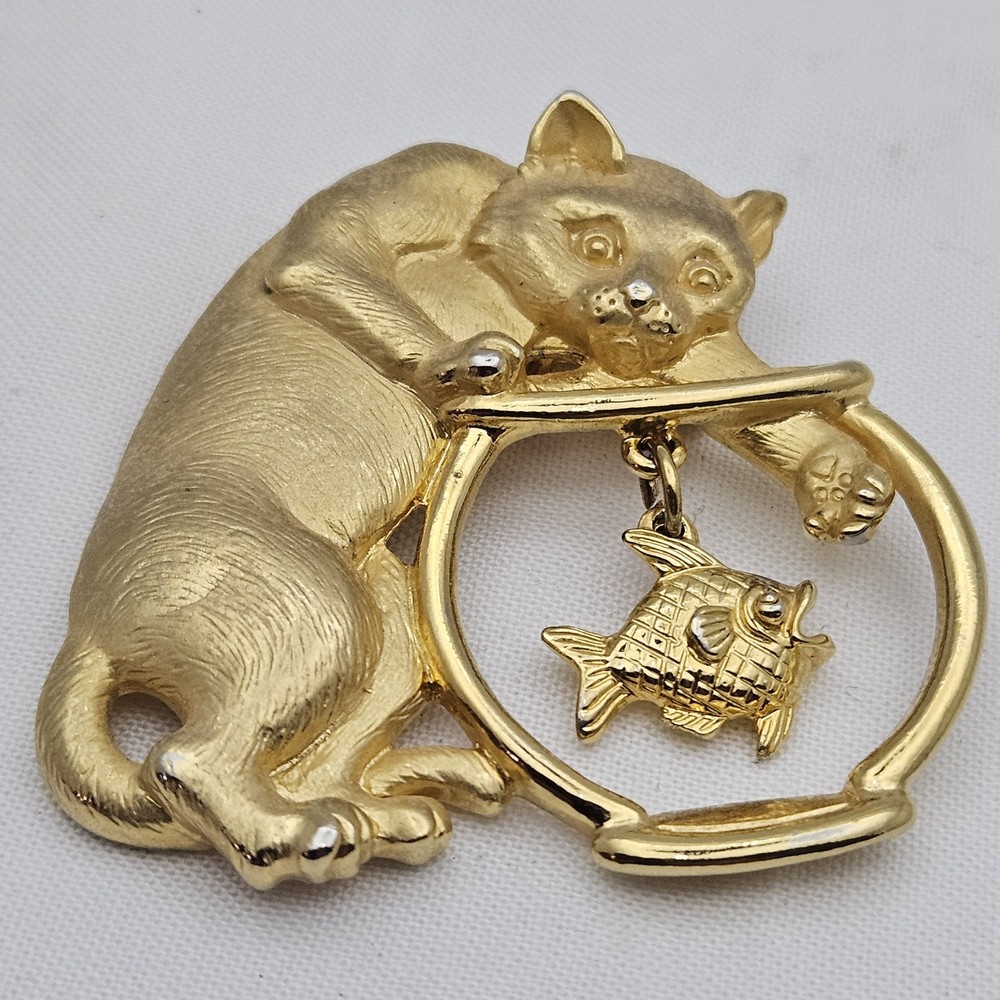 Vintage Signed JJ Jonette Jewelry Gold Tone Cat & Fishbowl Brooch Articulated