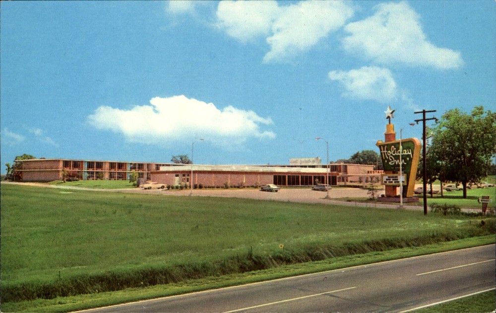 Holiday Inn ~ Santee SC South Carolina ~ 1960s cars ~ vintage postcard