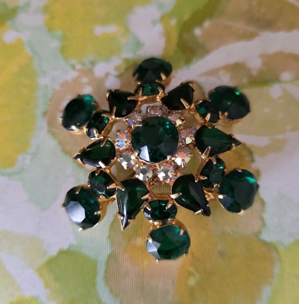 vintage emerald green rhinestone and gold-tone metal flower pin brooch