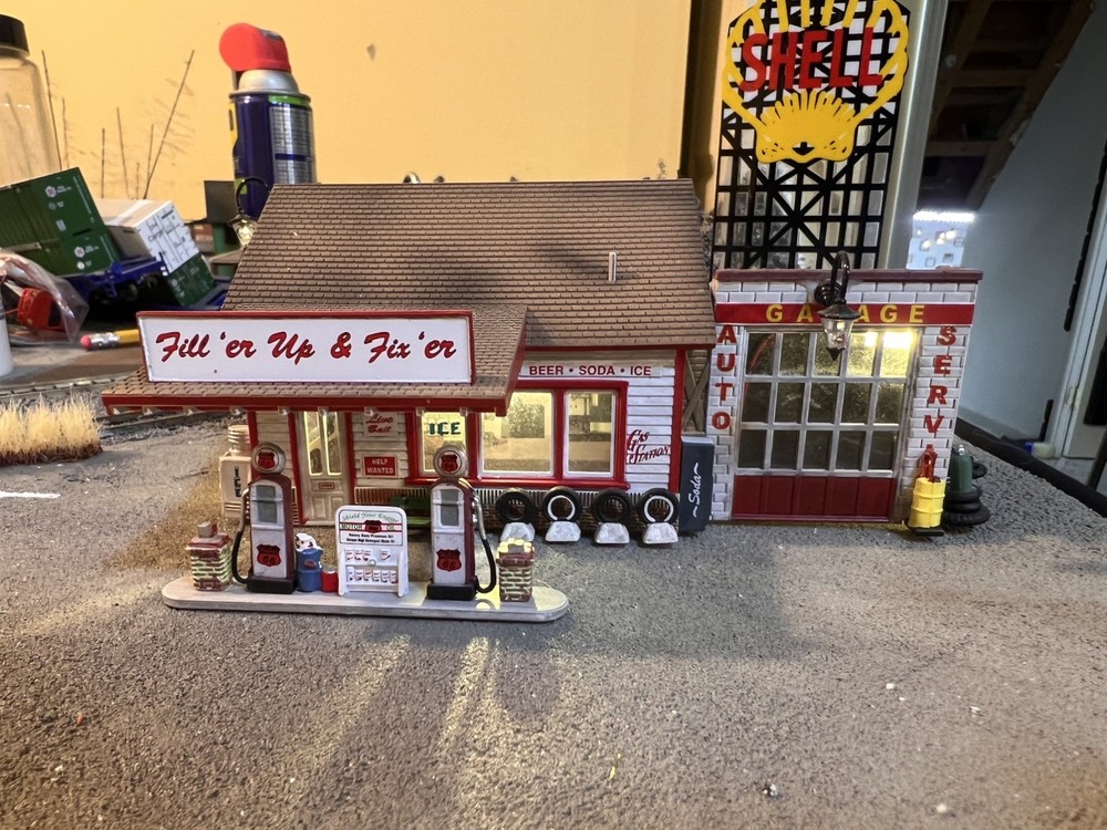 Woodland Scenics BR5025 Built and Ready HO Scale Fill'er Up & Fix'er Building
