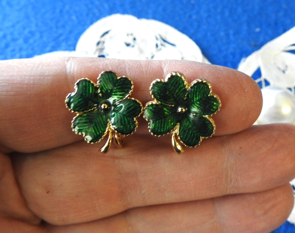 Vintage Avon Green Shamrock 4 Leaf Clover Enamel Clip On Earrings Gold Tone