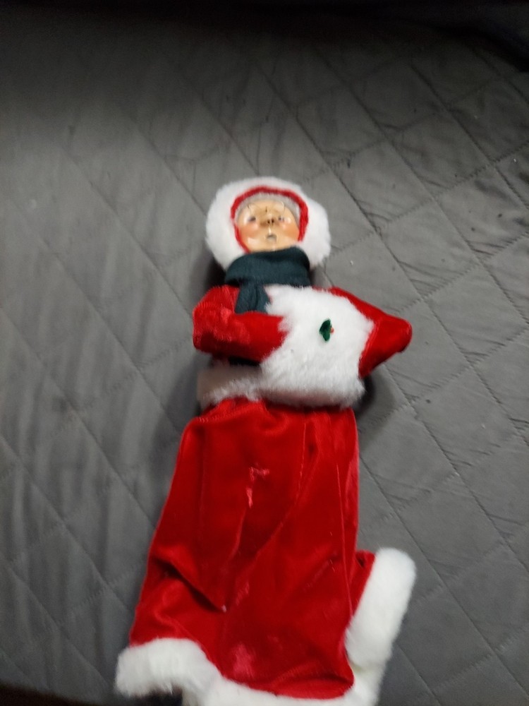Byers Choice The Carolers Mrs Claus With Hand Muff 1990