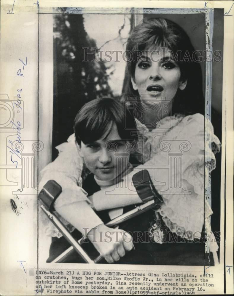 1969 Press Photo Actress Gina Lollobrigida hugs son Milko Skofic Jr. in Rome