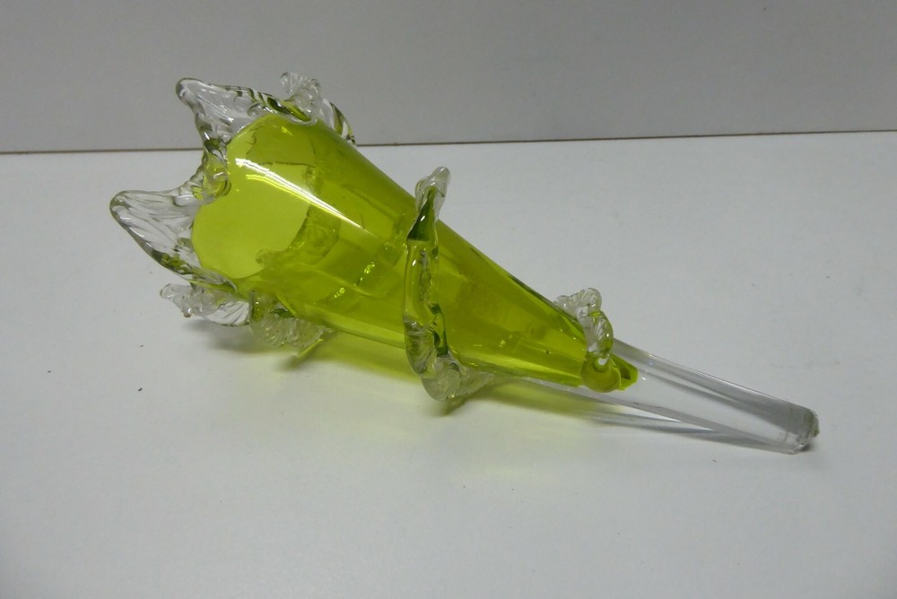 ANTIQUE VICTORIAN GREEN CITRINE GLASS EPERGNE VASE TRUMPET CLEAR RUFFLES