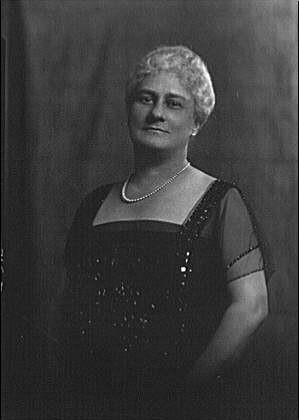 Photo:Lindenmeyer, H., Mrs., portrait photograph