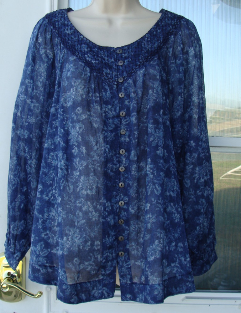 BeachLunchLouge Medium women's top semi-sheer blue floral button down blouse NEW