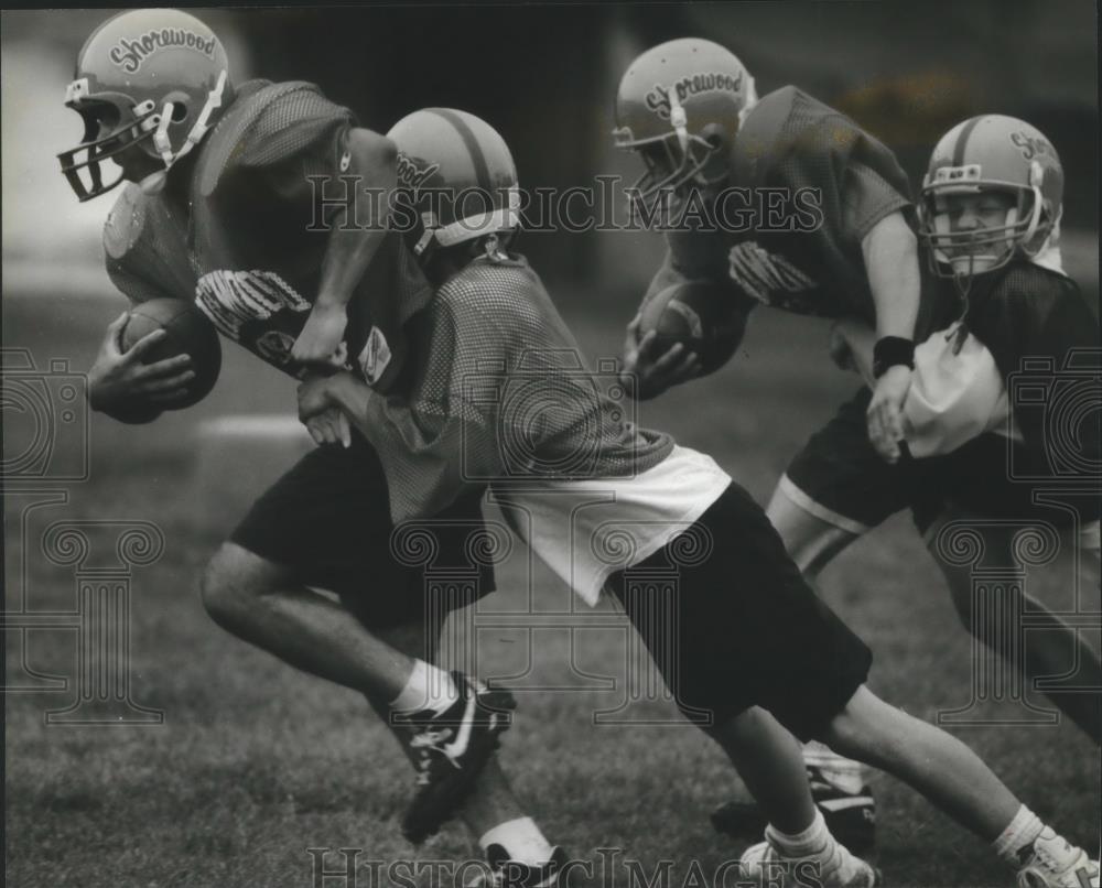 1994 Press Photo Shorewood High School football player, Billy Frazier, in action