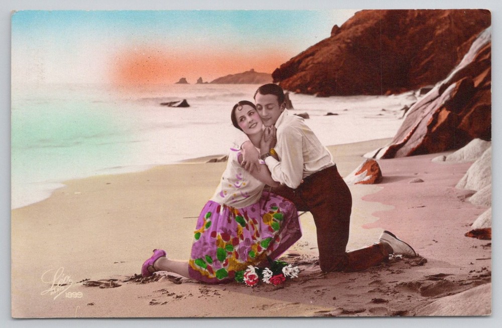 Vintage Hand-Tinted Romantic Couple Beach Postcard Undivided Back French Message