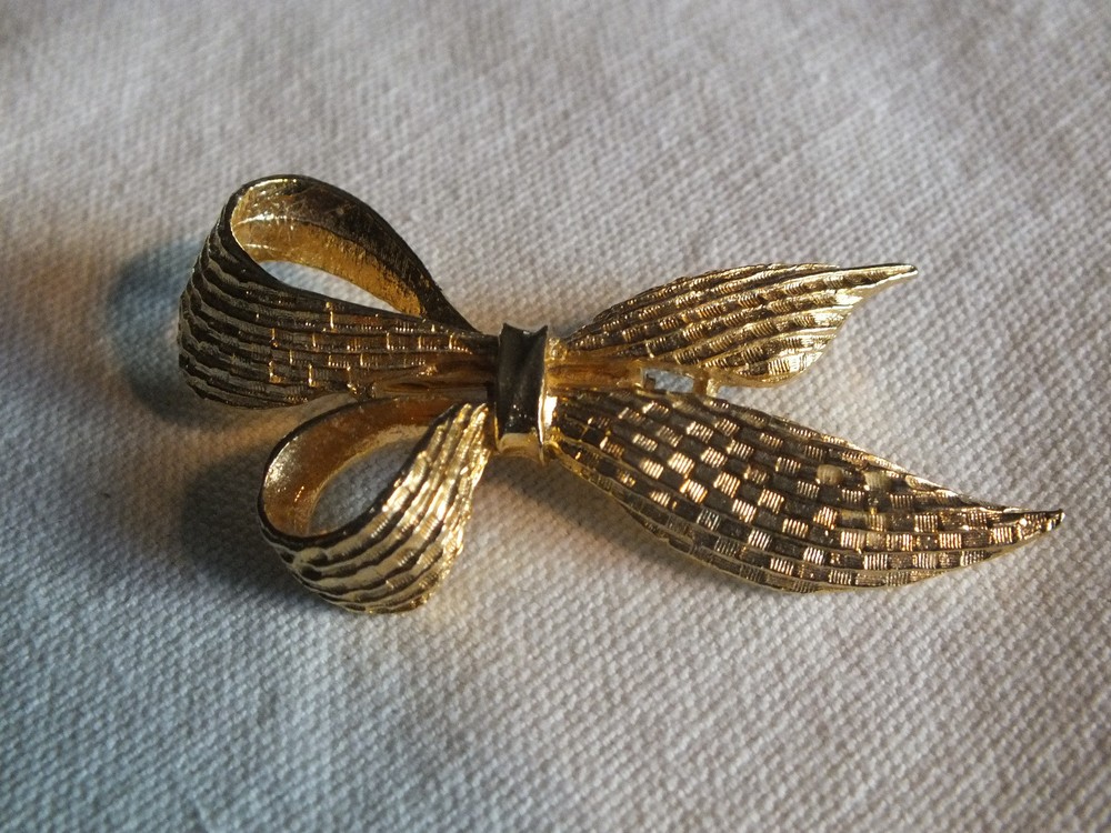 Beautiful Brooch Pin Gold Tone Texture Signed GERRYS 2 3/4 x 1 1/2