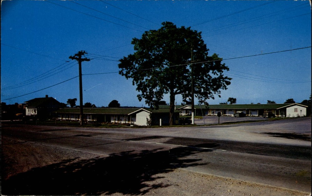 El Rancho Motel ~ Outer James Street ~ Clayton New York ~ 1954 vintage postcard