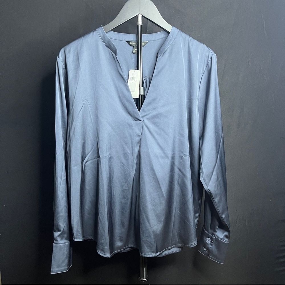 Women’s NWT Banana Republic Classic Blue Blouse Size Medium