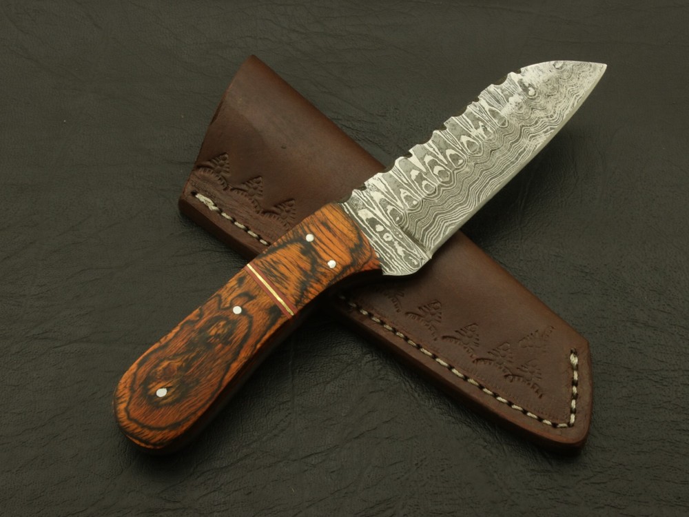 Unique Custom Handmade Classical Pattern Damascus Steel Hunting/Skinning Knife