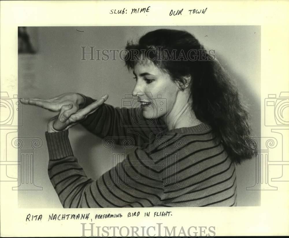 1984 Press Photo Rita Nachtmann demonstrates a bird in flight during performance