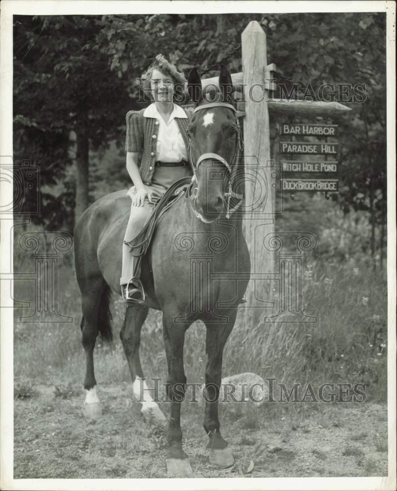1941 Press Photo Actress Helen Hayes on the trails at Bar Harbor, Maine