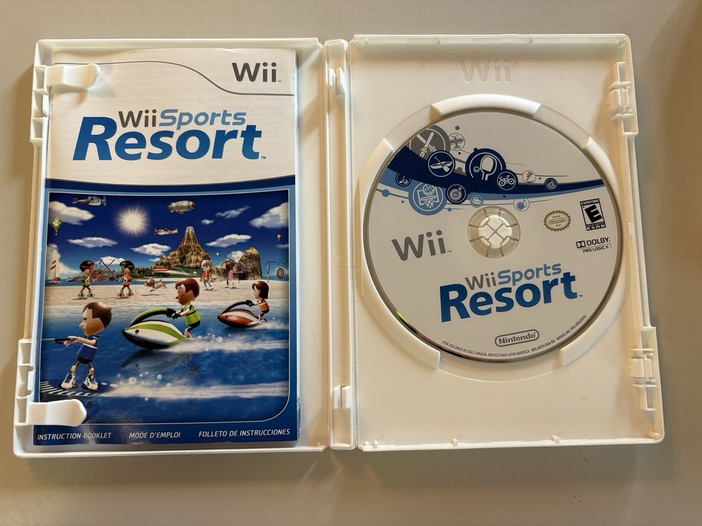 Wii Sports Resort w/ Case & Manual (Many Scratches) Briefly Tested Working READ