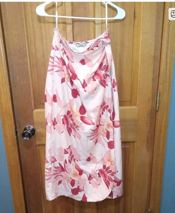 Tommy Bahama 100% silk pink floral wrap skirt size S (4-6)