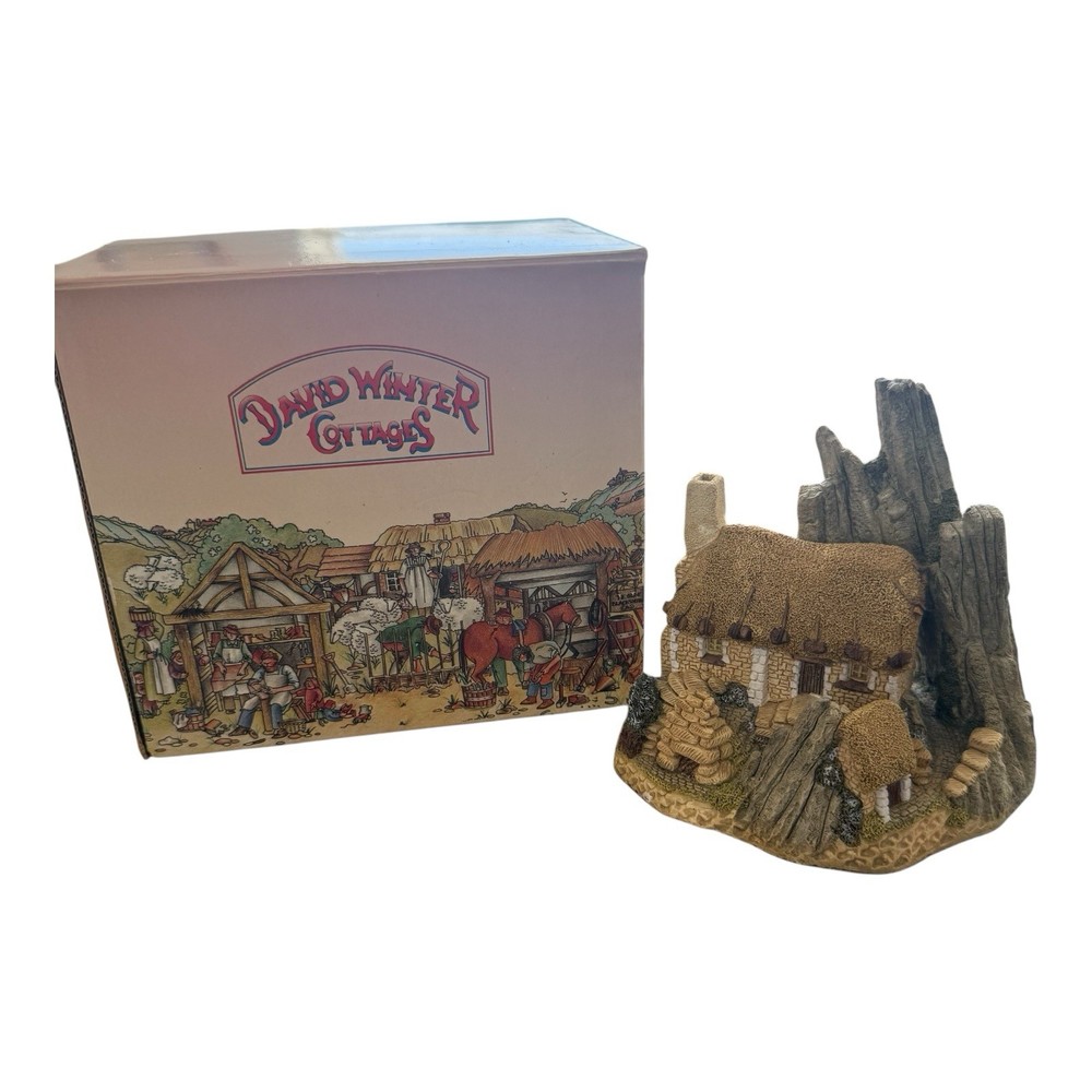 Vintage David Winter Crofter's Cottage Collectible Sculpture with Original Certificate Box