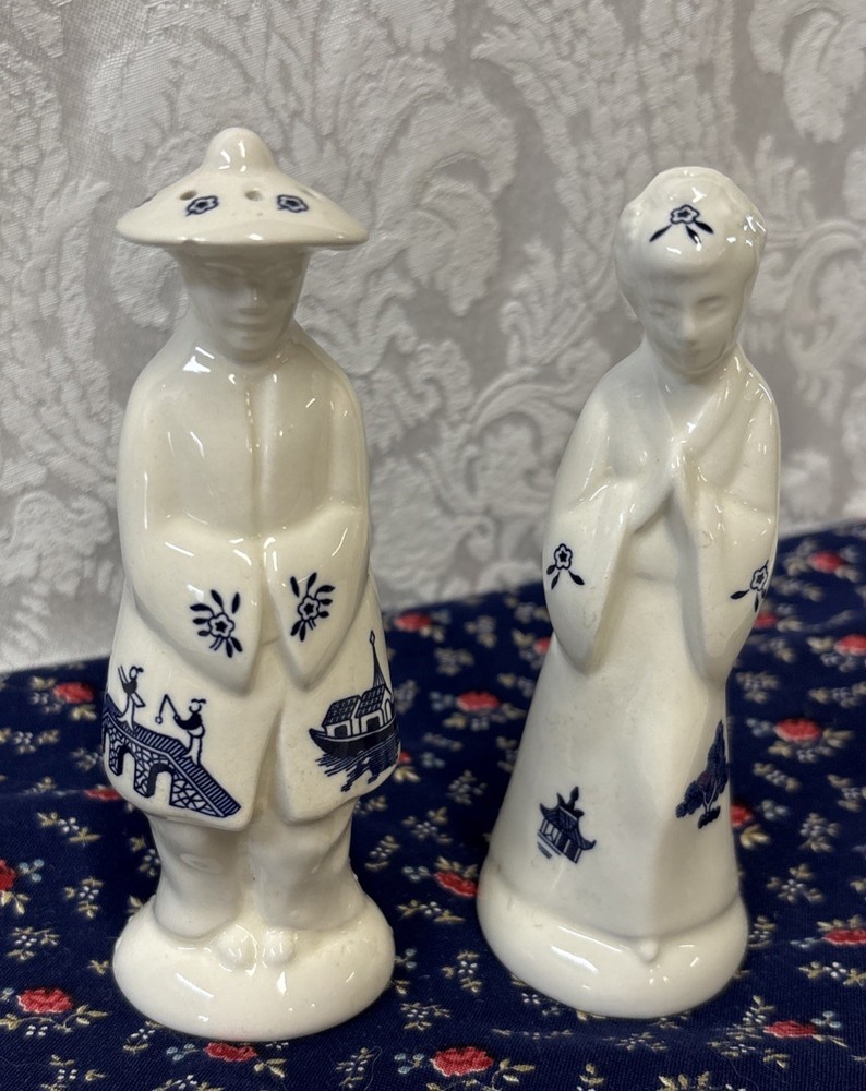 Vintage Blue Willow Style Asian Figure Salt & Pepper Shaker Set
