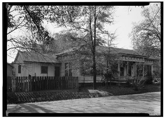 Photo:Historic American Building 1900s House Porch Fence Trees