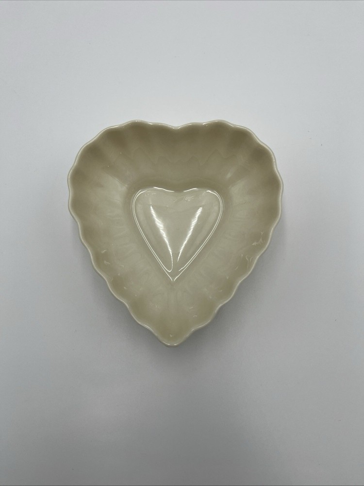 BELLEEK IRISH PORCELAIN 1955-65 Heart Shaped Candy/Trinket/Jelly DISH, 4 1/2 in