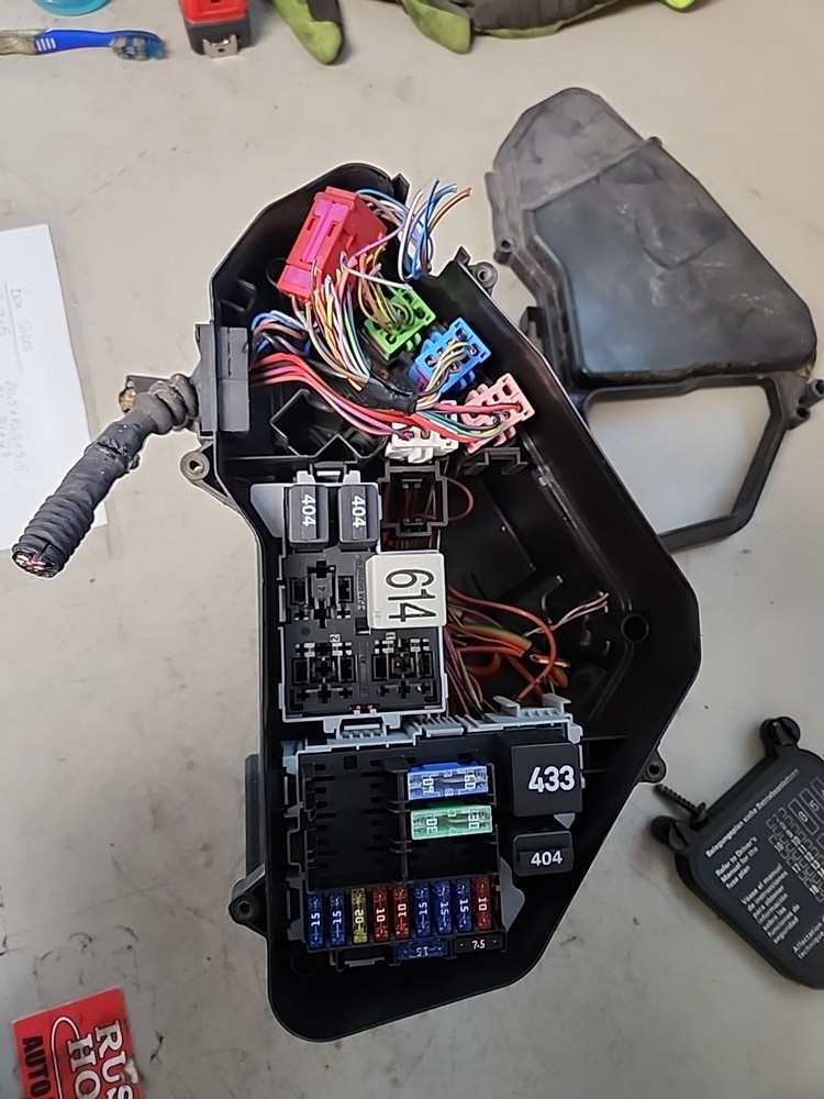 2008 Porsche Cayenne Engine Fuse Relay Junction Box 7L0010338A