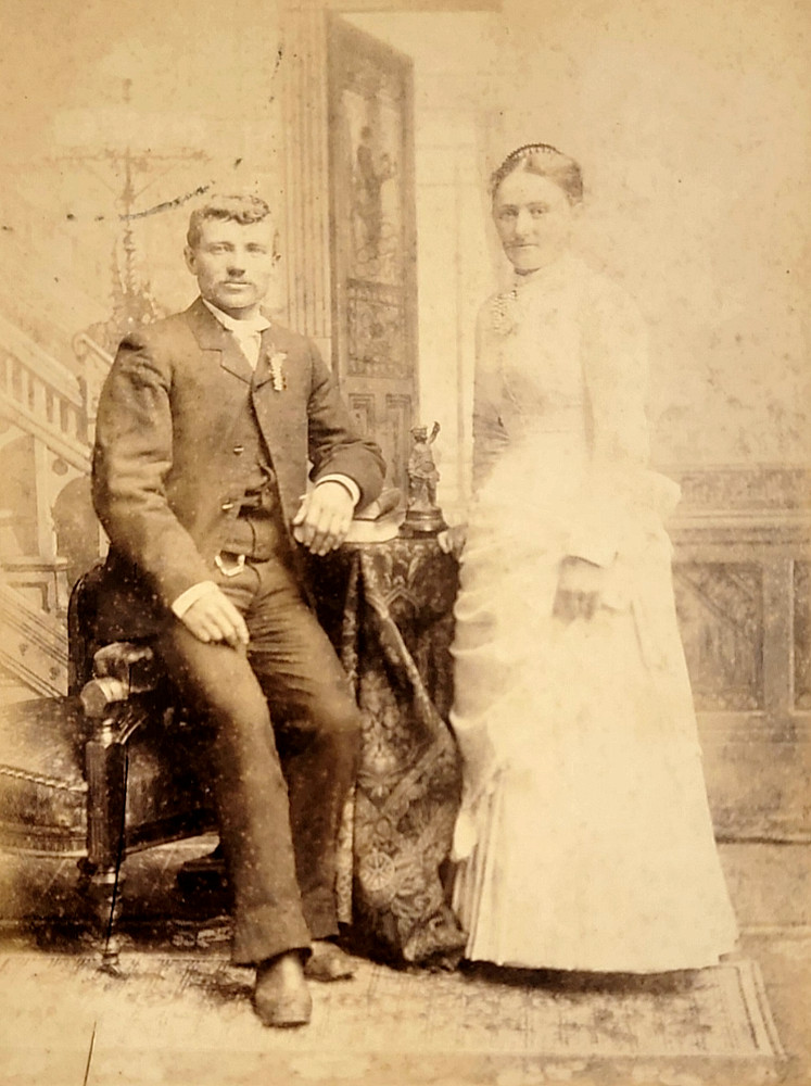 Columbus Ohio USA Portrait Of A Man And Woman Couple Vintage Cabinet Card Photo