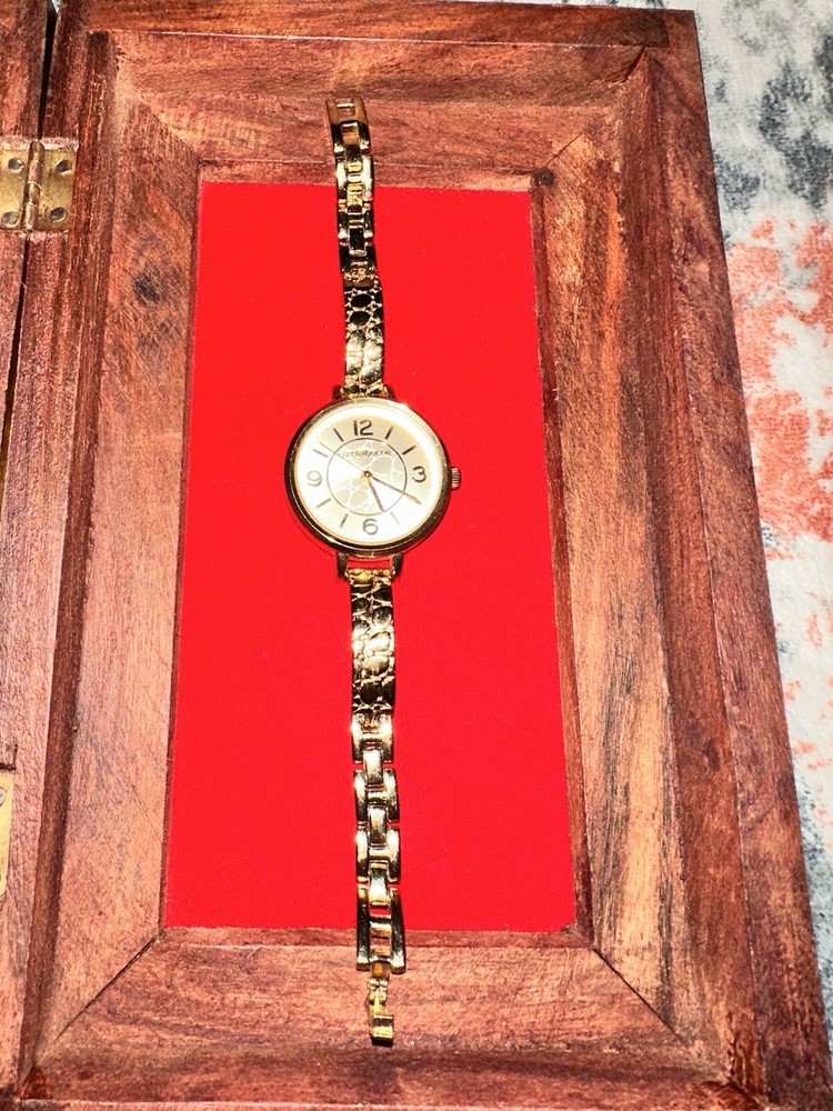 Vintage Liz Claiborne Watch Women’s Gold Toned Waterproof Japan