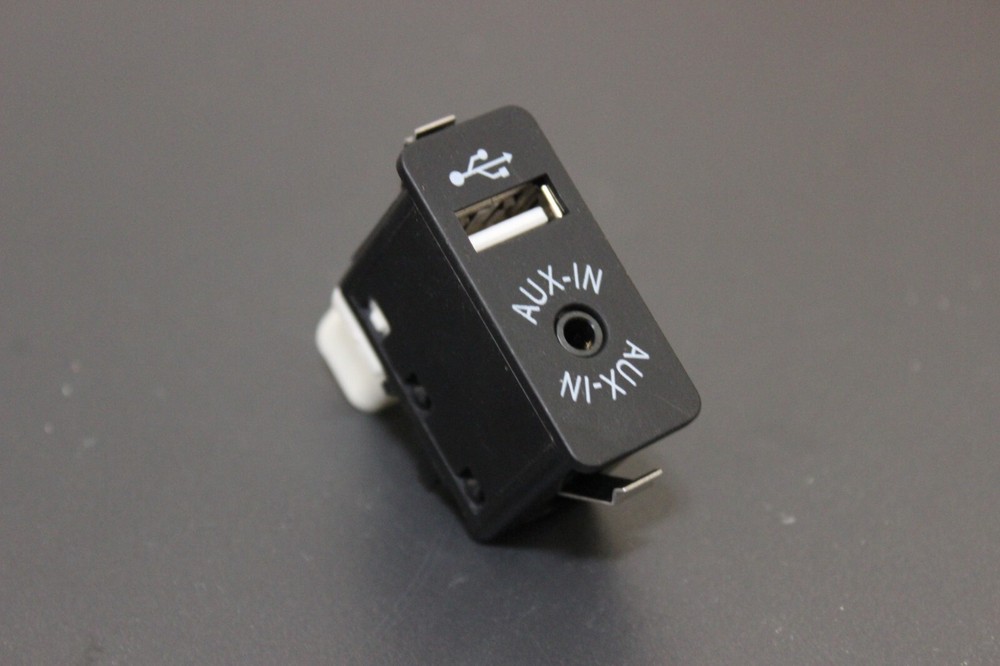07-16 MINI Cooper Lower Dash Aux USB Port Input Jack Plug R56 R57 R60  
